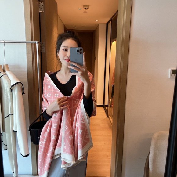๐โจAUTHENTICโจ๐Louis Vuitton scarf - Picture 2 of 3